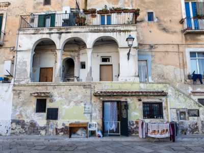 L�armonia delle forme della seppur malmessa facciata, assieme ai colorati panni stesi ad asciugare su uno stendino, regala una sorta di emblematica �cartolina� di questa parte di Bari
